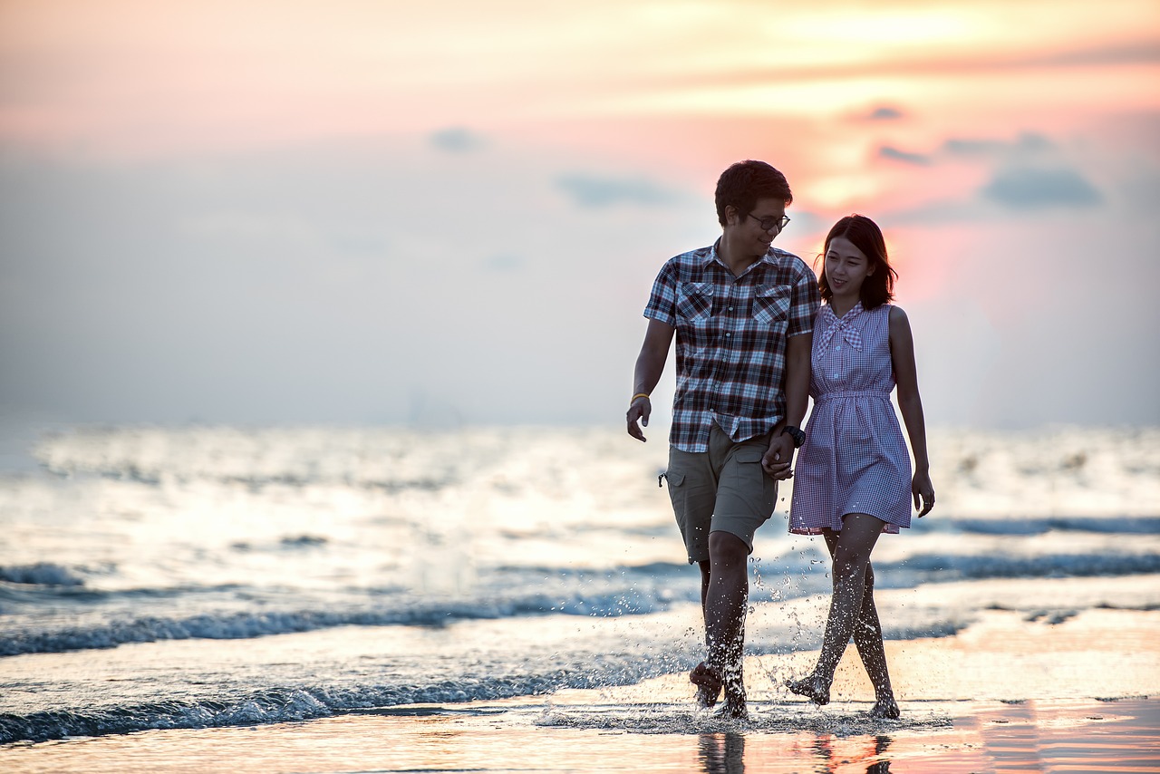 1 Ide Foto Pose Pasangan Berjalan Di Pantai